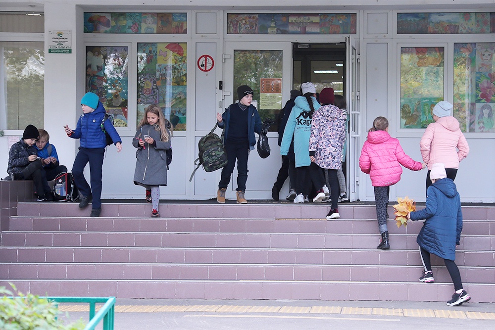 дети выходят из школы