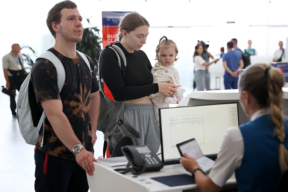 семья с ребенком едет в отпуск