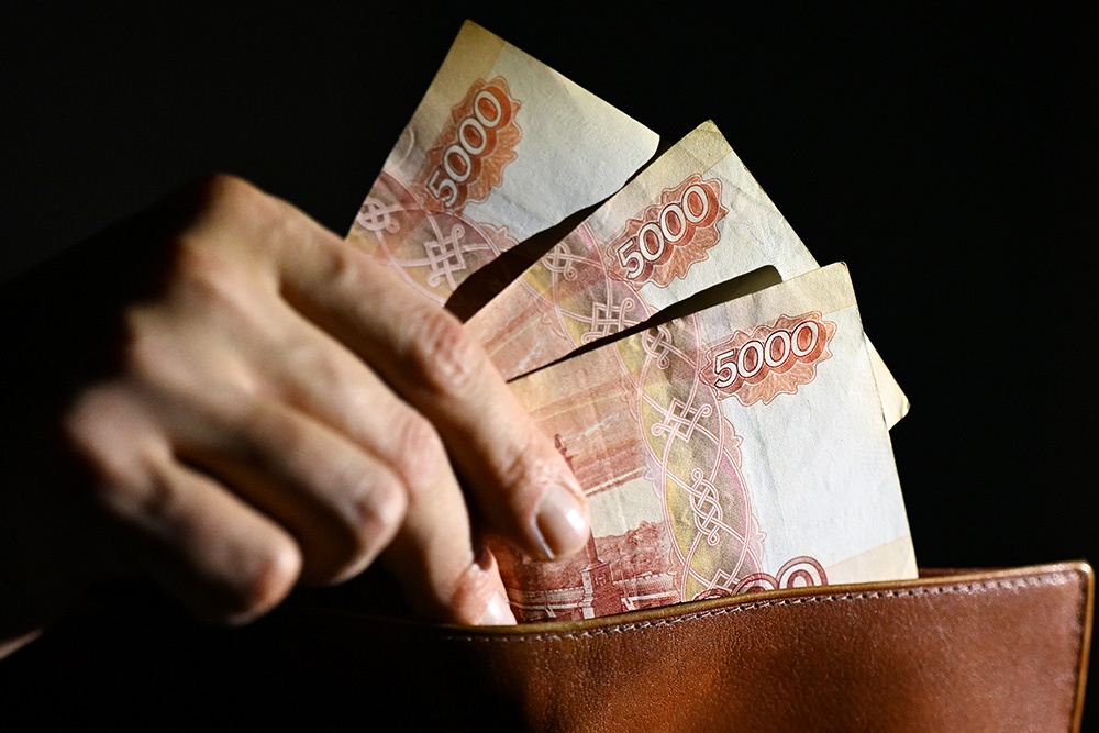 деньги из портмоне