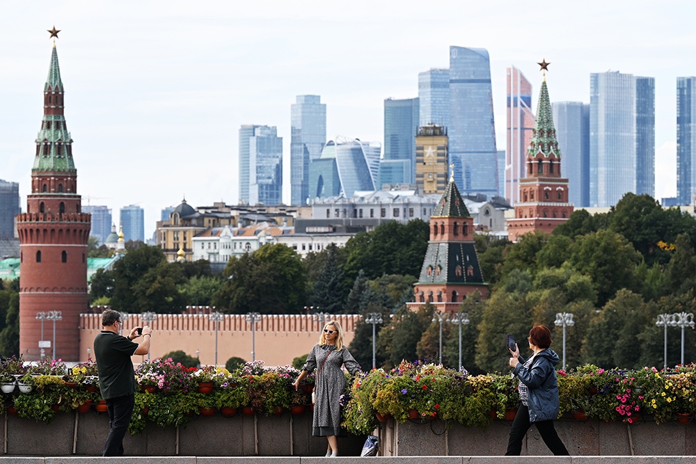 Горожане и гости столицы во время прогулки по центру.