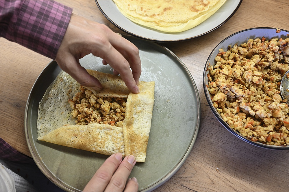 Блины с начинкой из мясного фарша - классический рецепт для сытного обеда или ужина.
