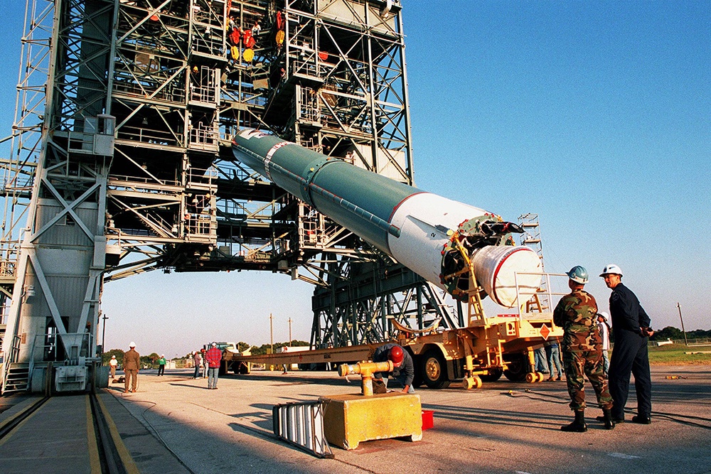 Ракета Delta II перед запуском на стартовой площадке