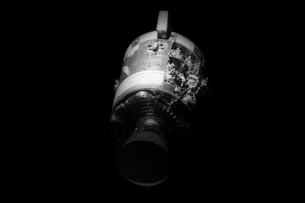 служебный модуль "Аполлона-13" в открытом космосе