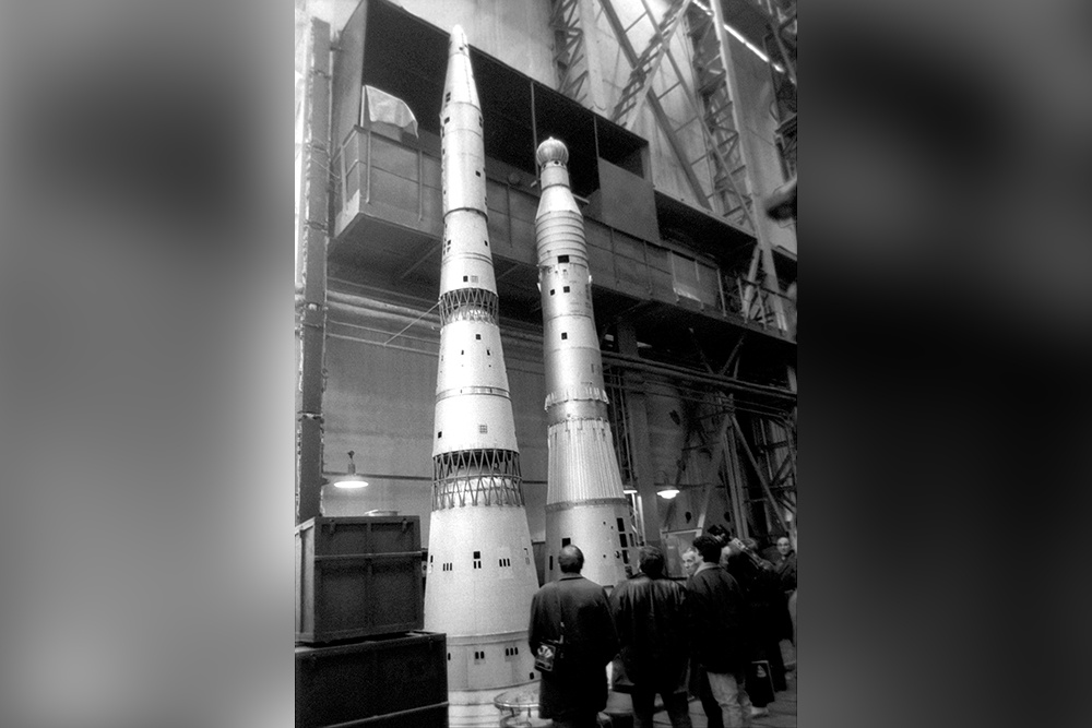 люди смотрят на Макет ракеты-носителя Н-1