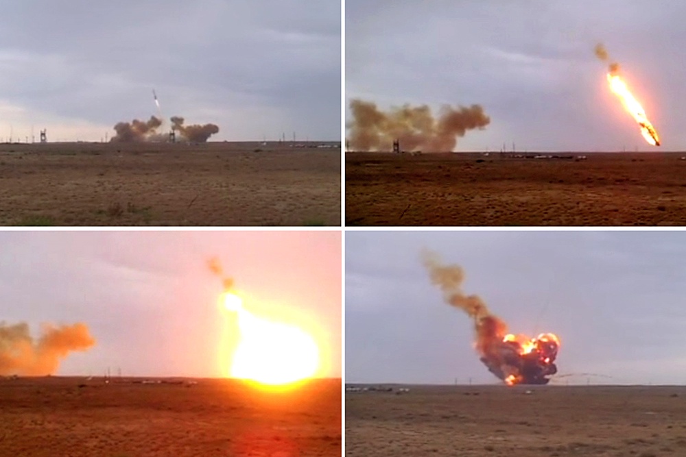 обломки ракеты падают на землю
