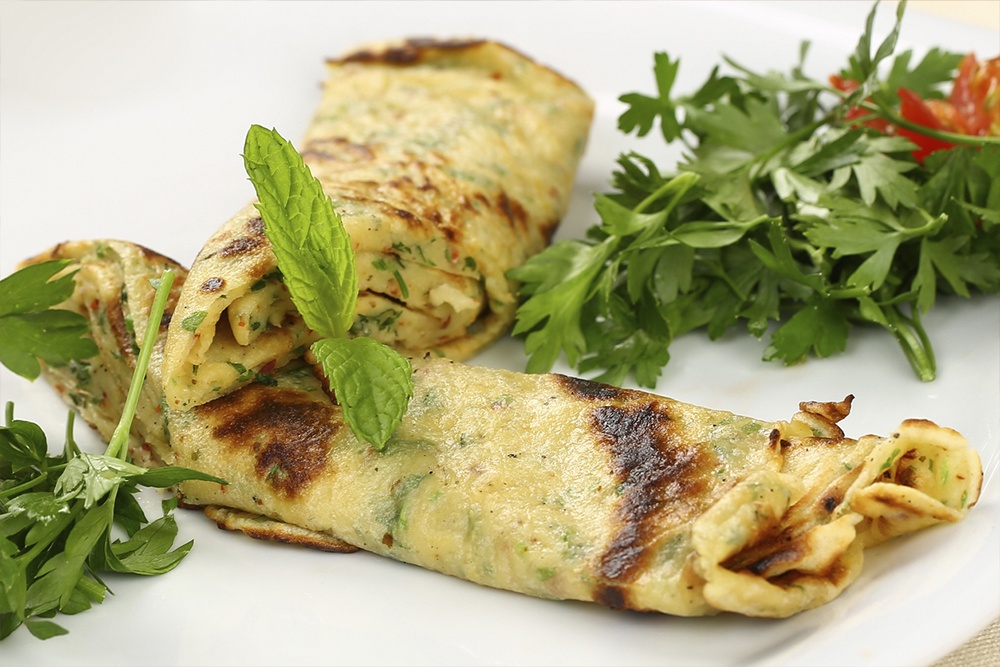 Блины с картофельным пюре, сыром и зеленью - бюджетный вариант сытной начинки для домашнего обеда.