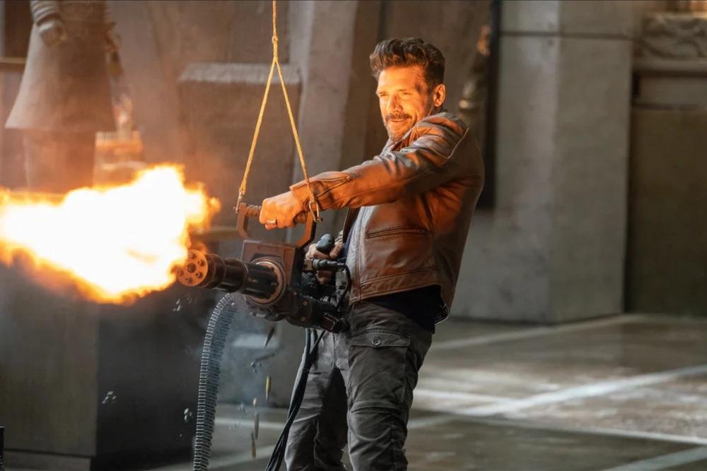 Қыздар және секс машиналары Порнографиялық фотодағы әйелдер