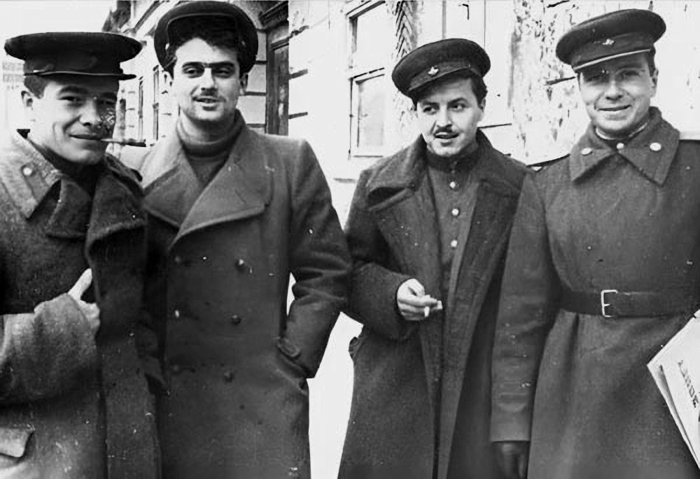 Семен Гудзенко (второй слева) и Юрий Левитанский (второй справа) с сослуживцами по редакции газеты "Родина зовет". 1945