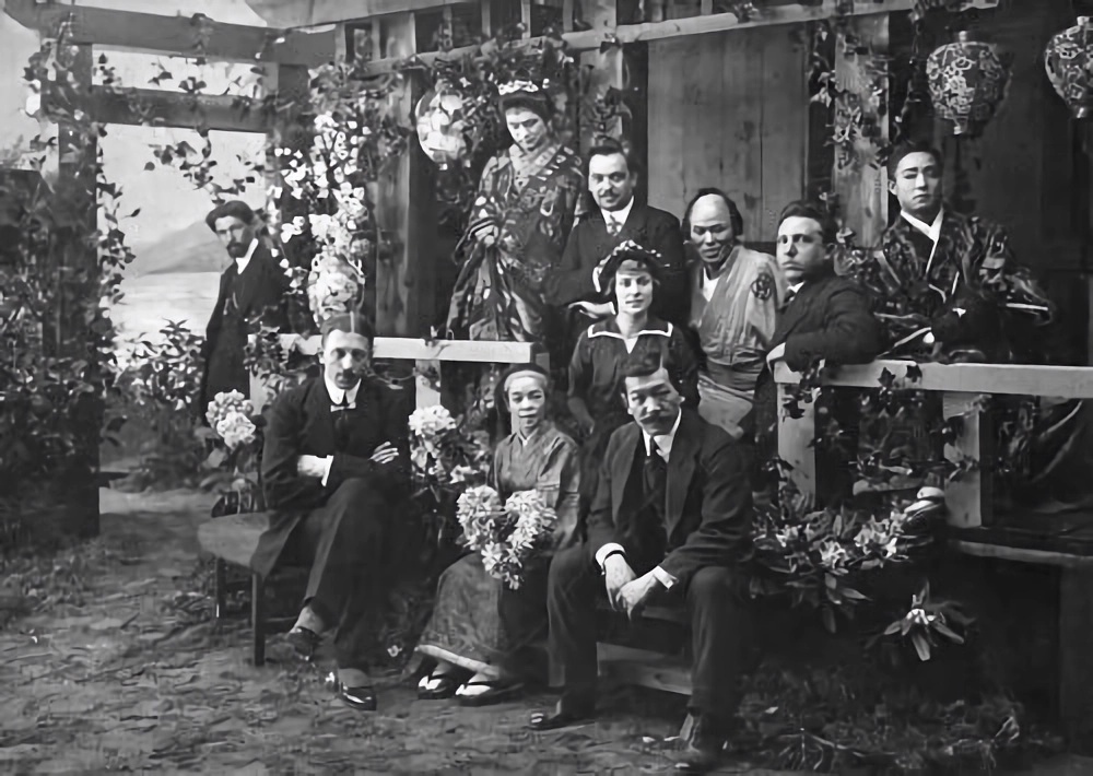 Протазанов с актерами на съемках драмы "Любовь японки". 1913