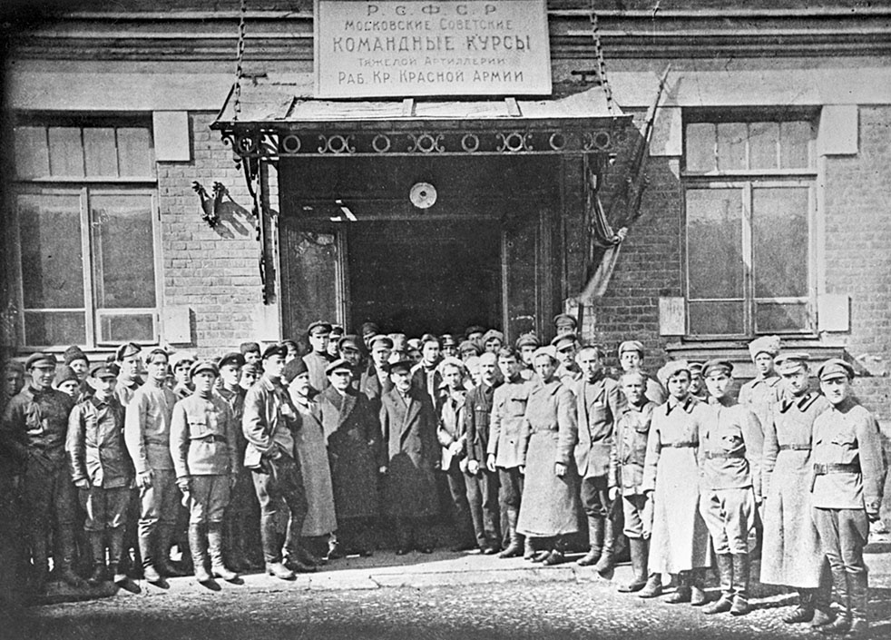 Владимир Ильич Ленин и Михаил Иванович Калинин среди курсантов Первых Московских советских командных курсов тяжелой артиллерии Красной армии. 1919 год.