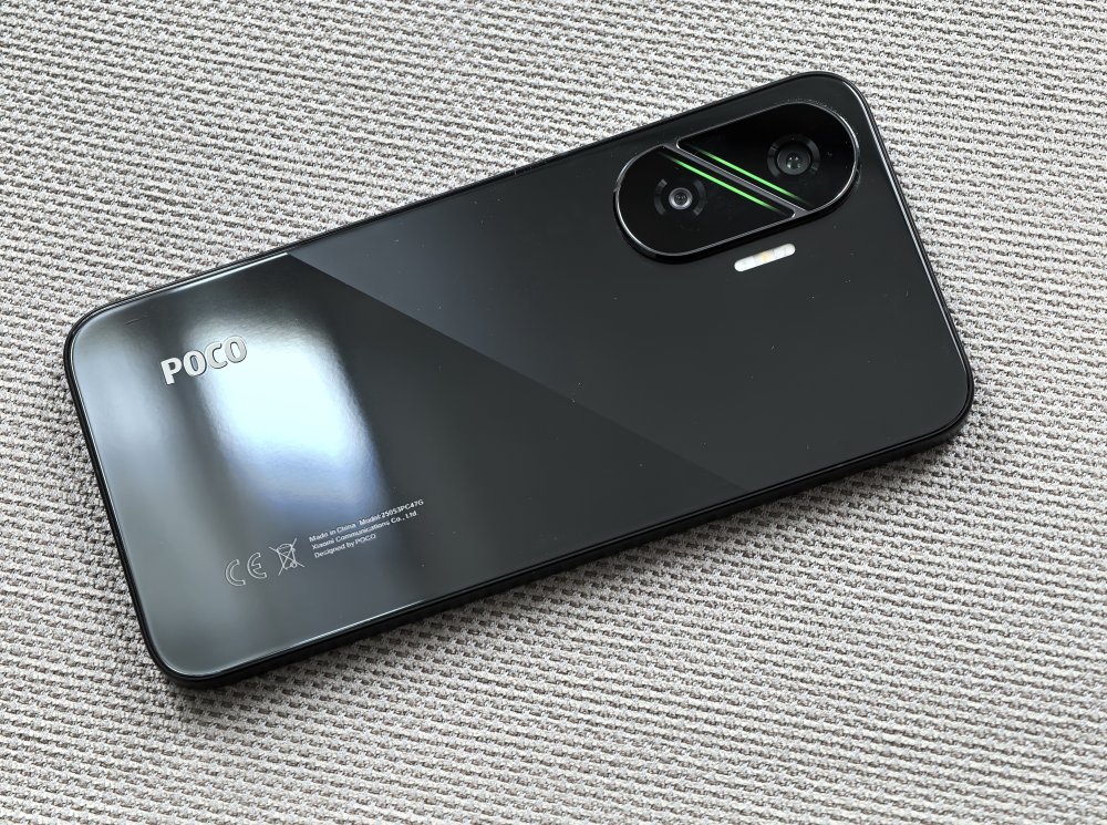 Cмартфон POCO F7 на сером фоне. 