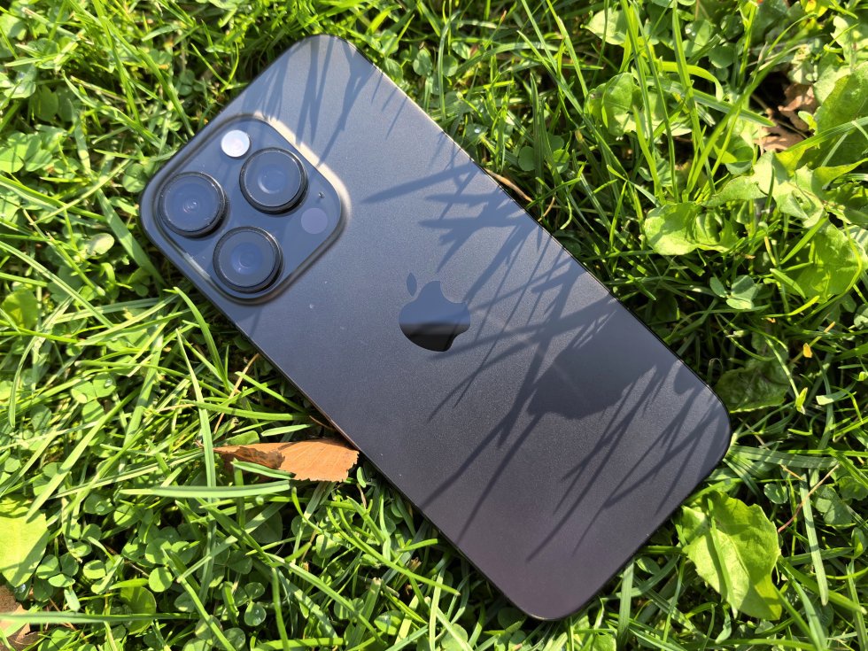 Iphone 16 Pro на траве
