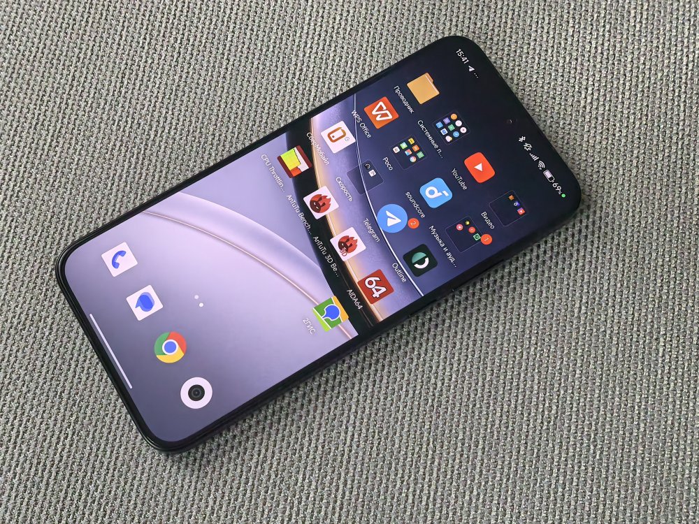 Cмартфон POCO F7 с включенным экраном. 