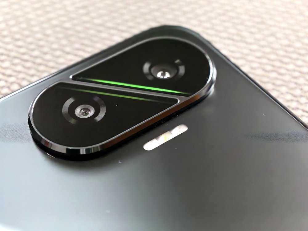 Камера смартфона POCO F7. 