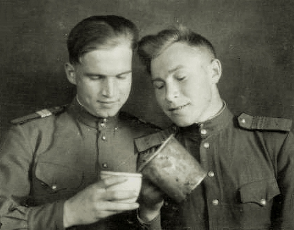 Фронтовые 100 грамм из солдатских кружек. 1945