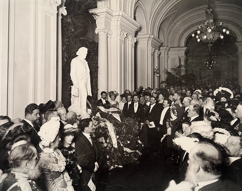 Открытие памятника Рубинштейну в фойе Большого зала Консерватории. 1904 г.