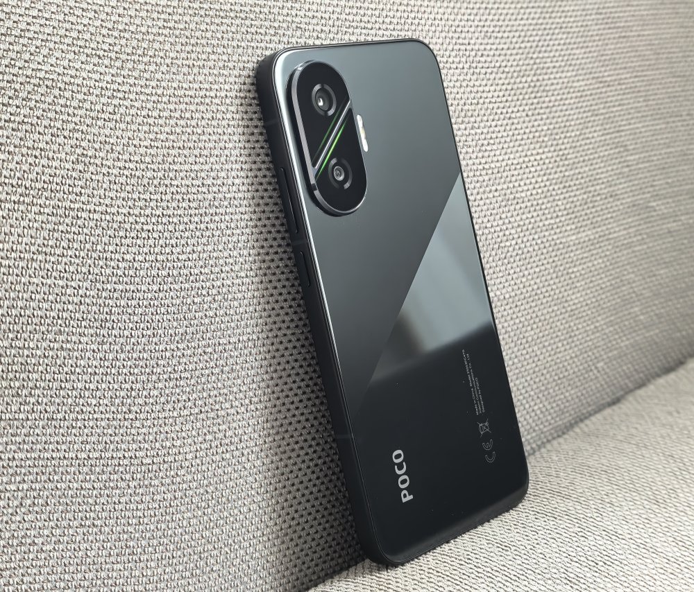 Cмартфон POCO F7 в вертикальном положении. 