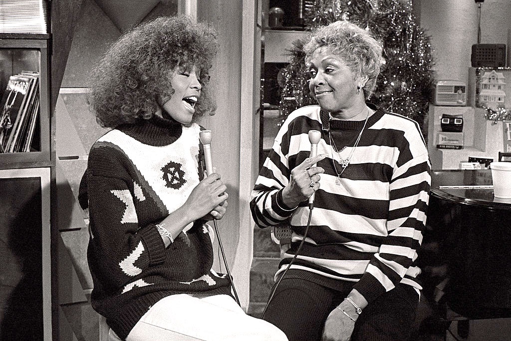 Уитни Хьюстон и ее мать, певица Сисси Хьюстон, во время съемок шоу, 1989 год.