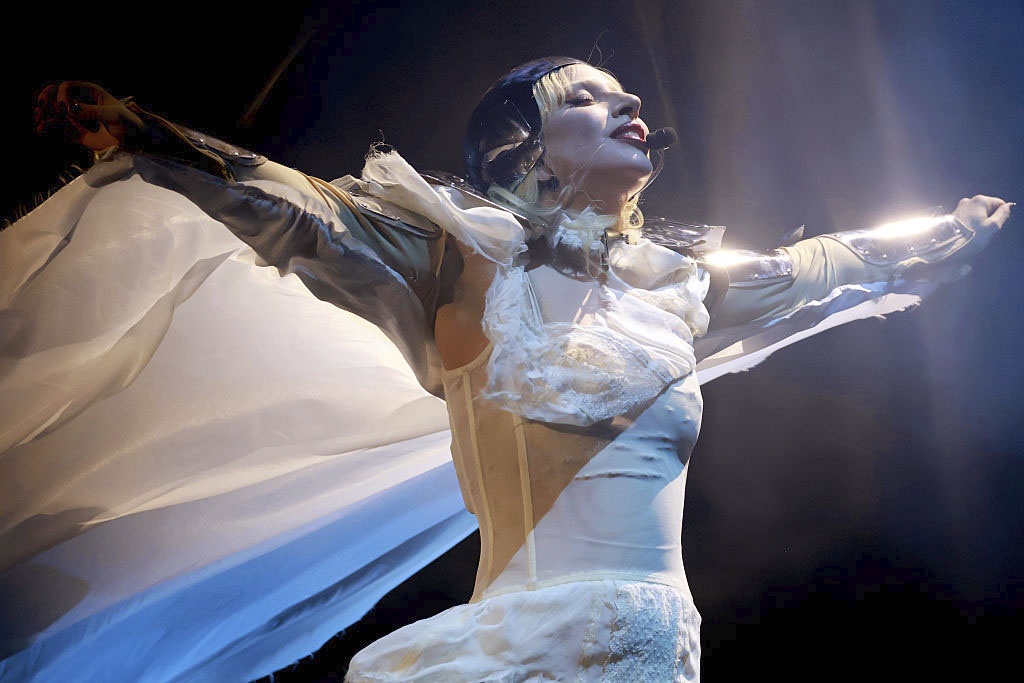 Леди Гага выступает на сцене  во время музыкального-художественного фестиваля. Калифорния, 2025 год.