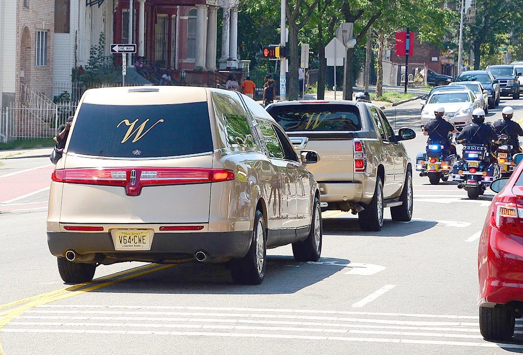 Похоронная церемония Бобби Кристины Браун - дочери Уитни Хьюстон и Бобби Брауна.