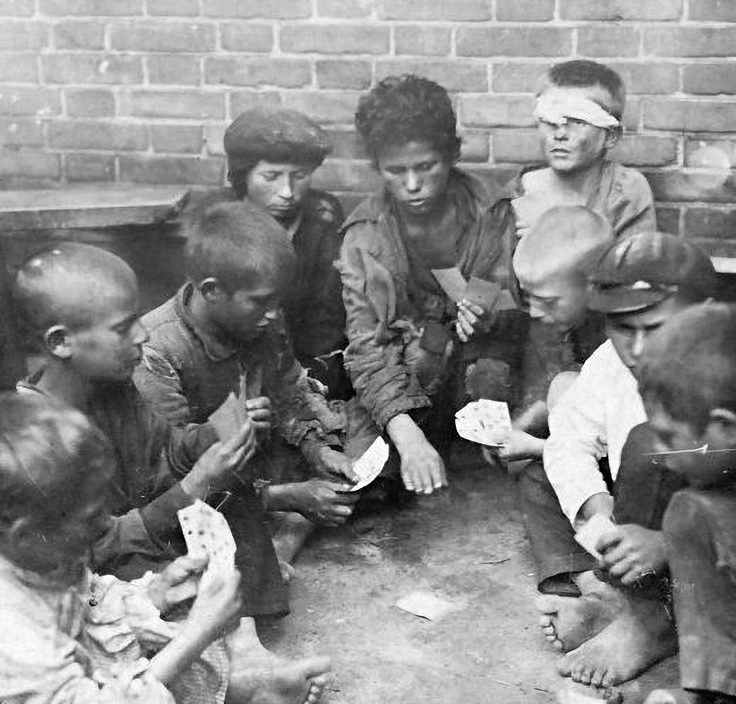 Беспризорники на воронежской улице. 1920-е
