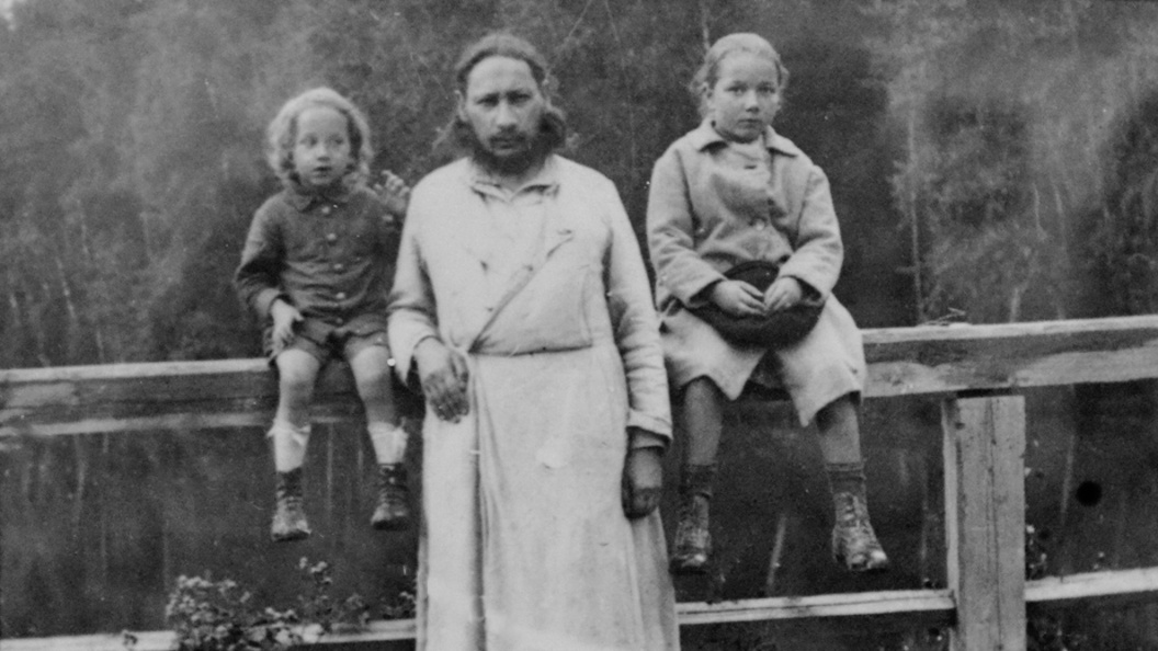 Павел Александрович Флоренский с детьми. 1925