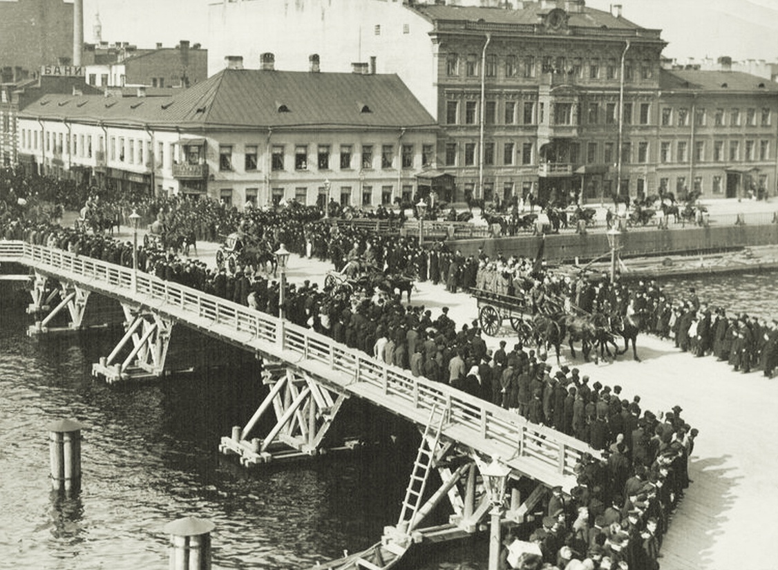 К. Булла. Открытие временного моста через Фонтанку на месте обрушившегося Египетского моста. 1905