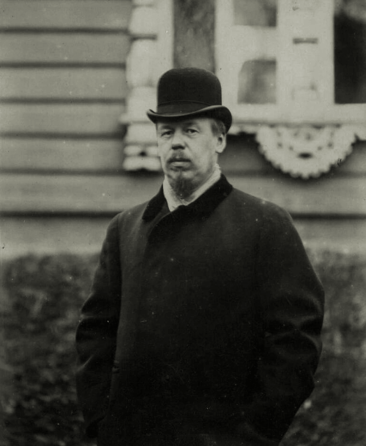 А.С. Попов в саду Минного офицерского класса в Кронштадте. 1899