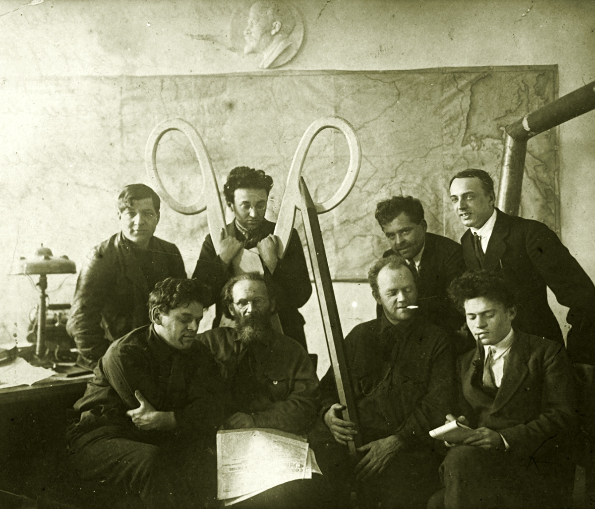 Каменский с редакцией газеты "Советская Сибирь" в Новониколаевске. 1925