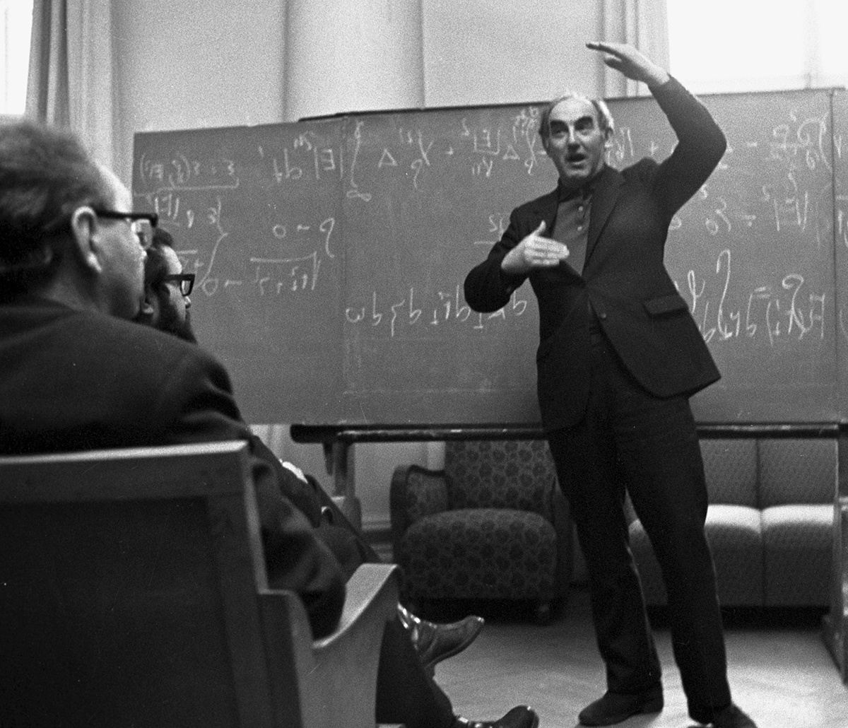 Виталий Гинзбург на семинаре в ФИАН. 1975