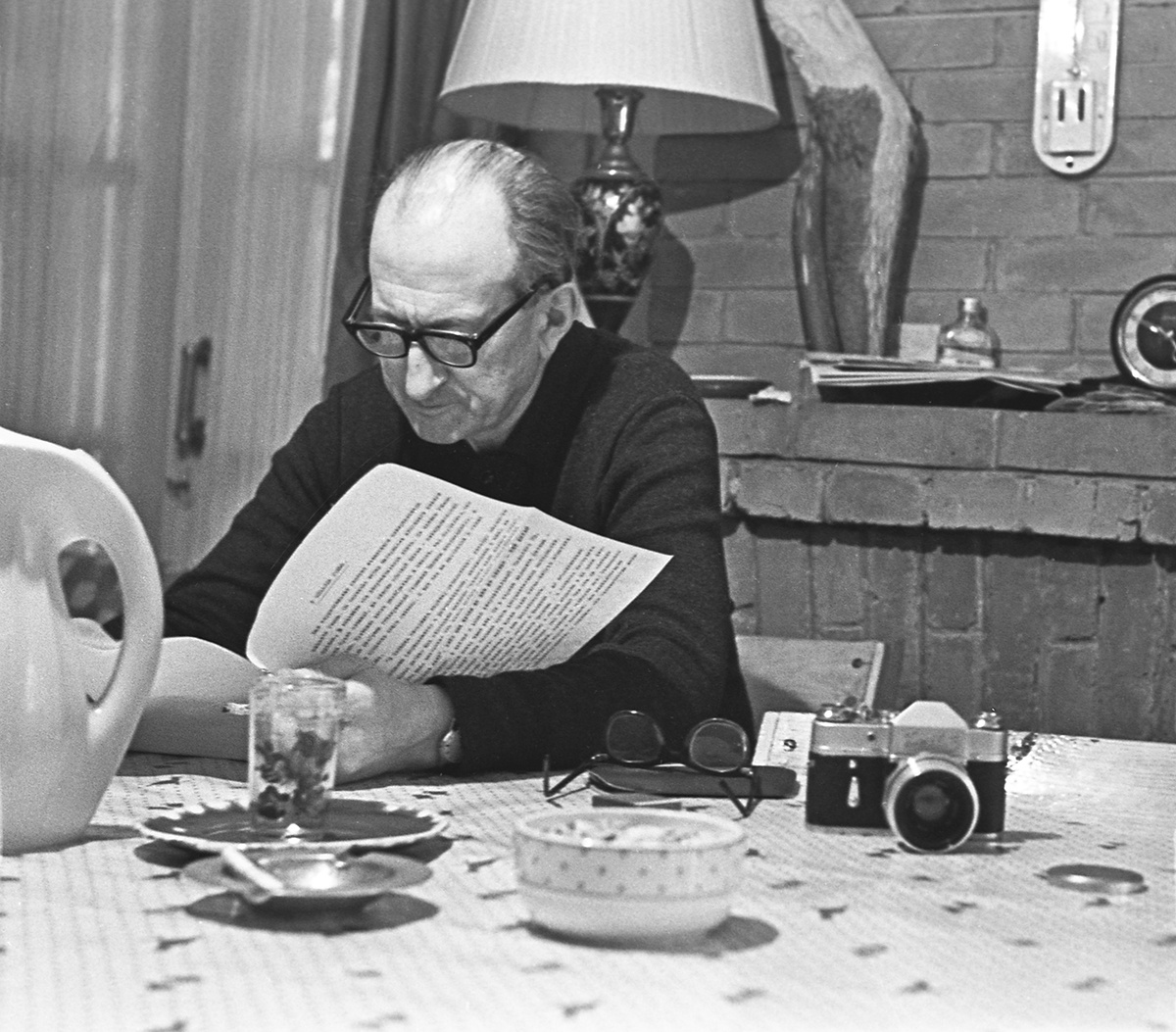 Михаил Ильич Ромм у себя дома. 1965