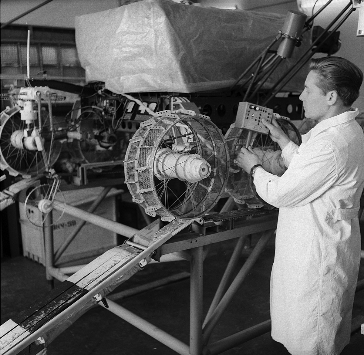 Проверка ходовой части "Лунохода-1" в монтажно-испытательном корпусе. 1970