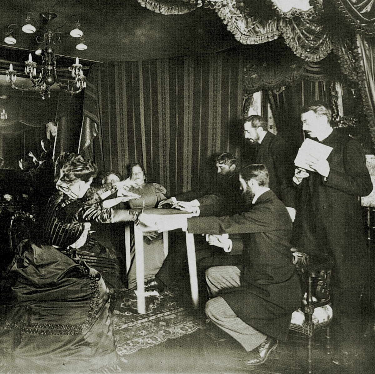 Левитация стола на сеансе Эвсапии Палладино. 1893