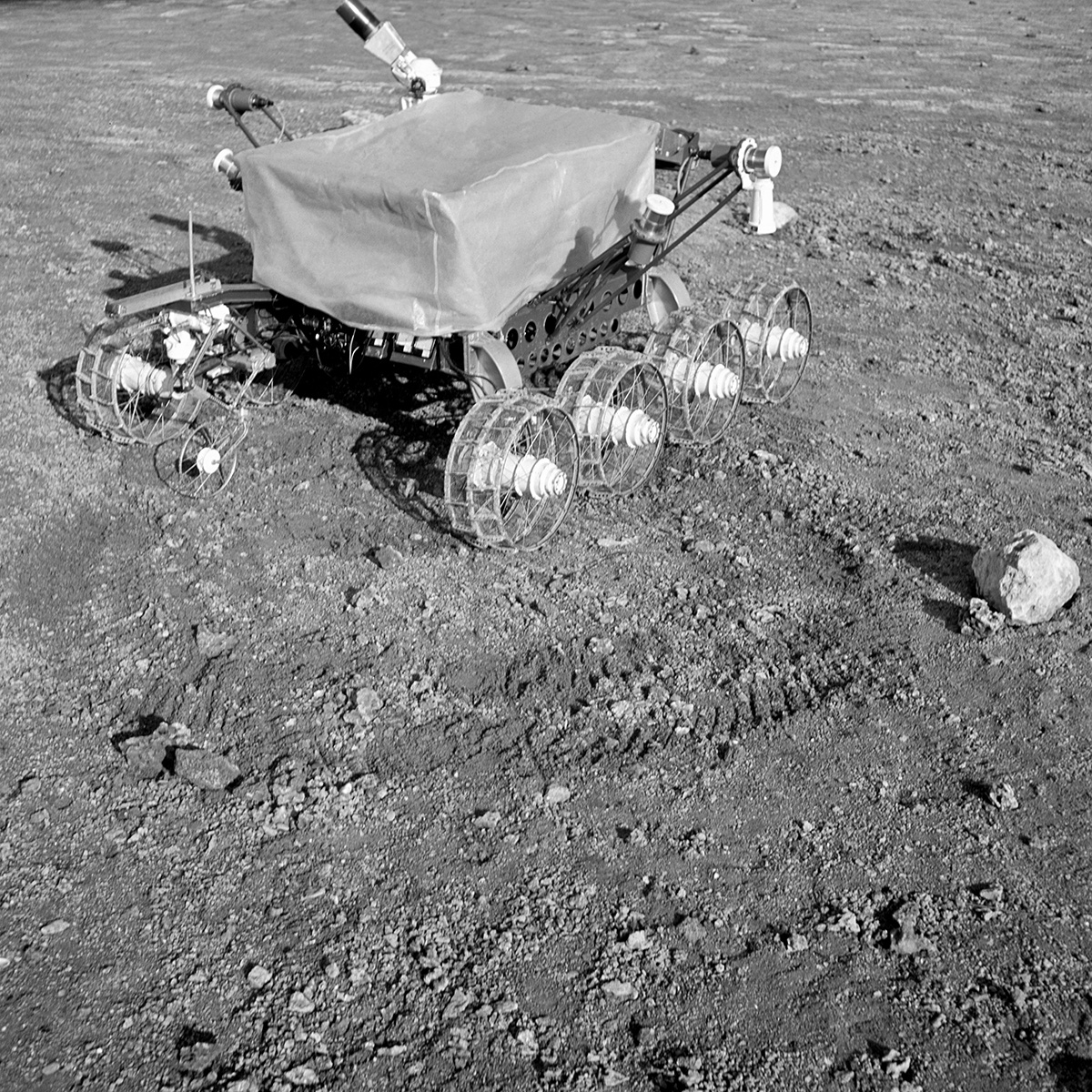 Испытание опытного образца первого лунного самоходного аппарата "Луноход-1" на лунодромк. 1970