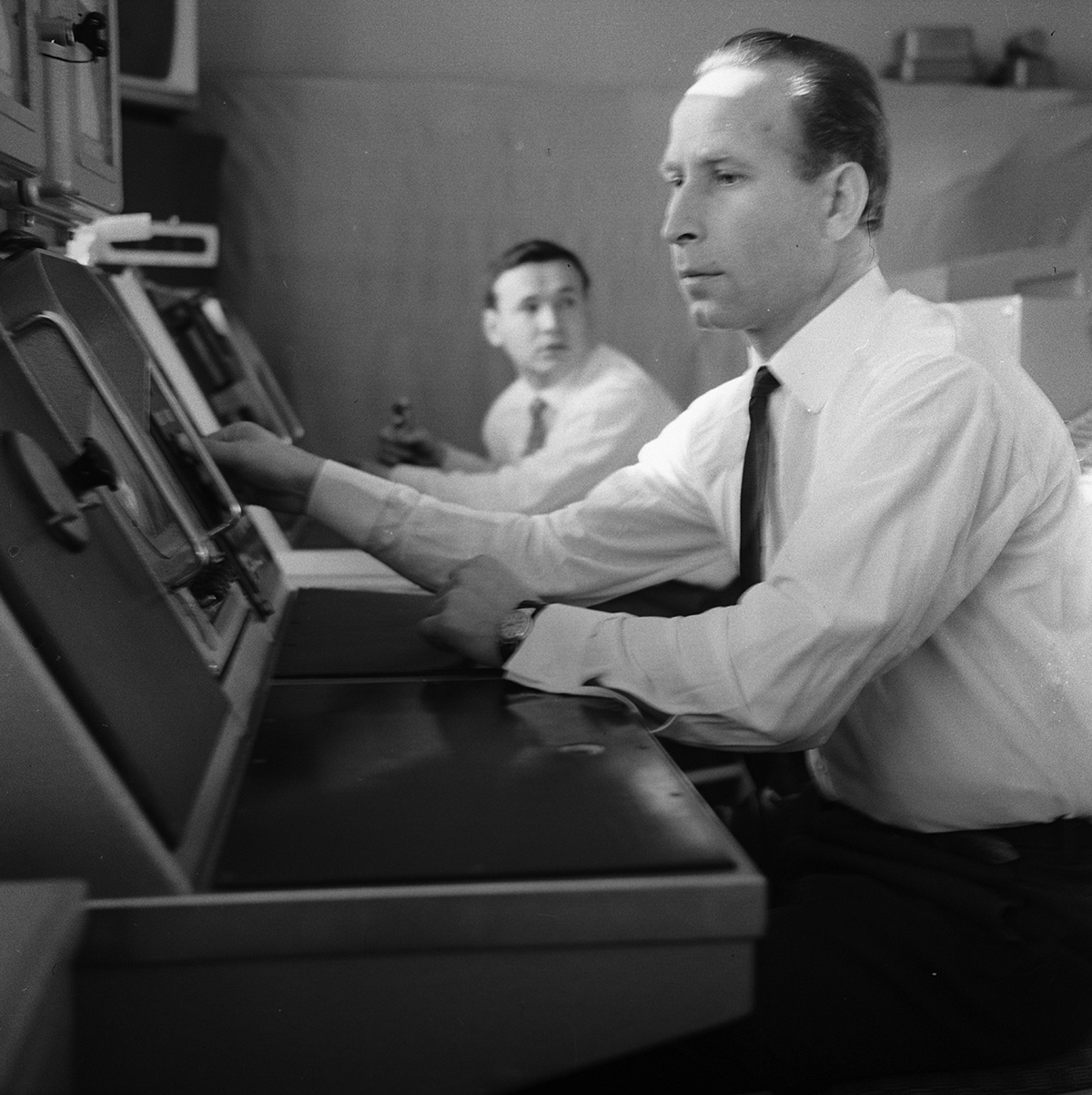 В аппаратной пункта дистанционного управления "Луноходом-1". 1971