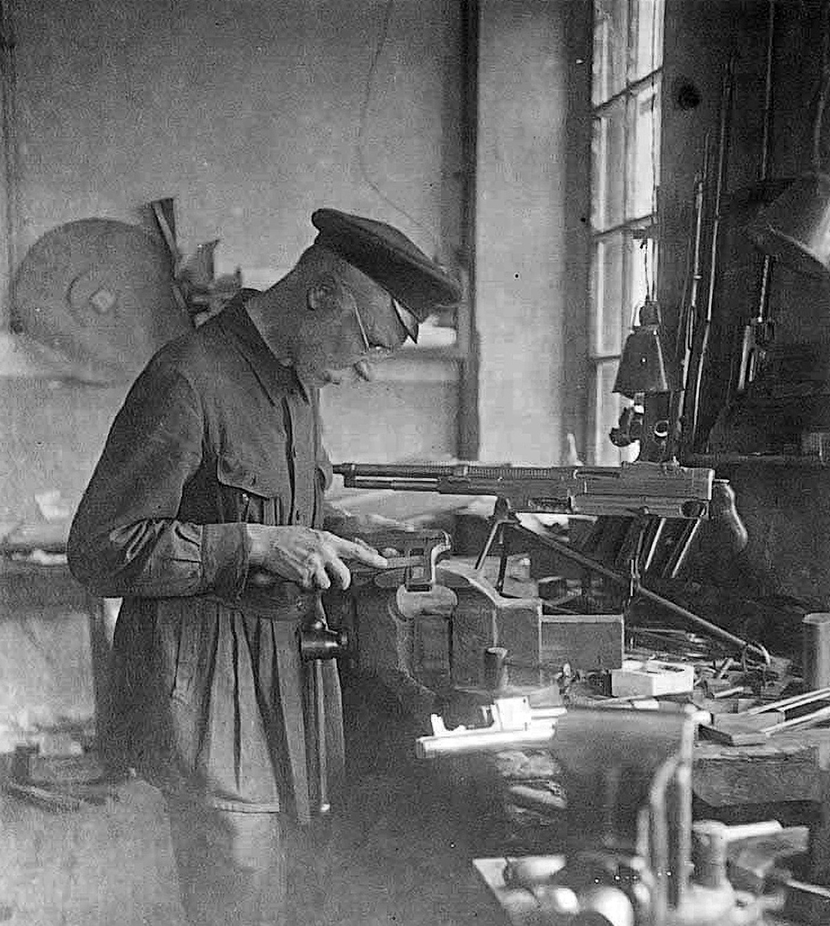 Токарев за работой на Тульском Оружейном заводе. 1920-1930-е