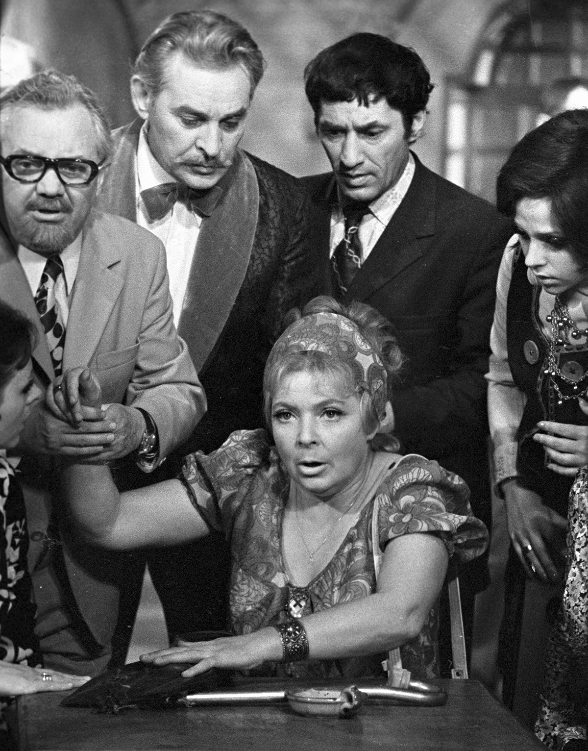 Актеры Ольга Аросева (сидит), Борис Рунге (слева), Спартак Мишулин (2-й справа) во время съемок телепередачи "Кабачок "13 стульев". 1977