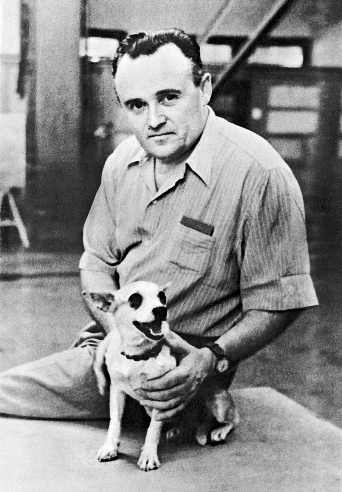 Сергей Павлович Королев с собакой перед запуском ее в космос. 1960