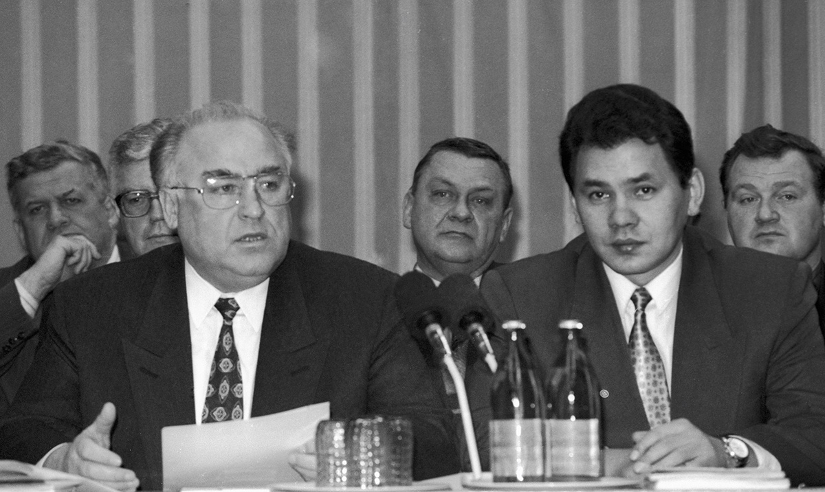 Председатель СМ РФ Виктор Черномырдин и Сергей Шойгу на совещании в штабе МЧС. 1994
