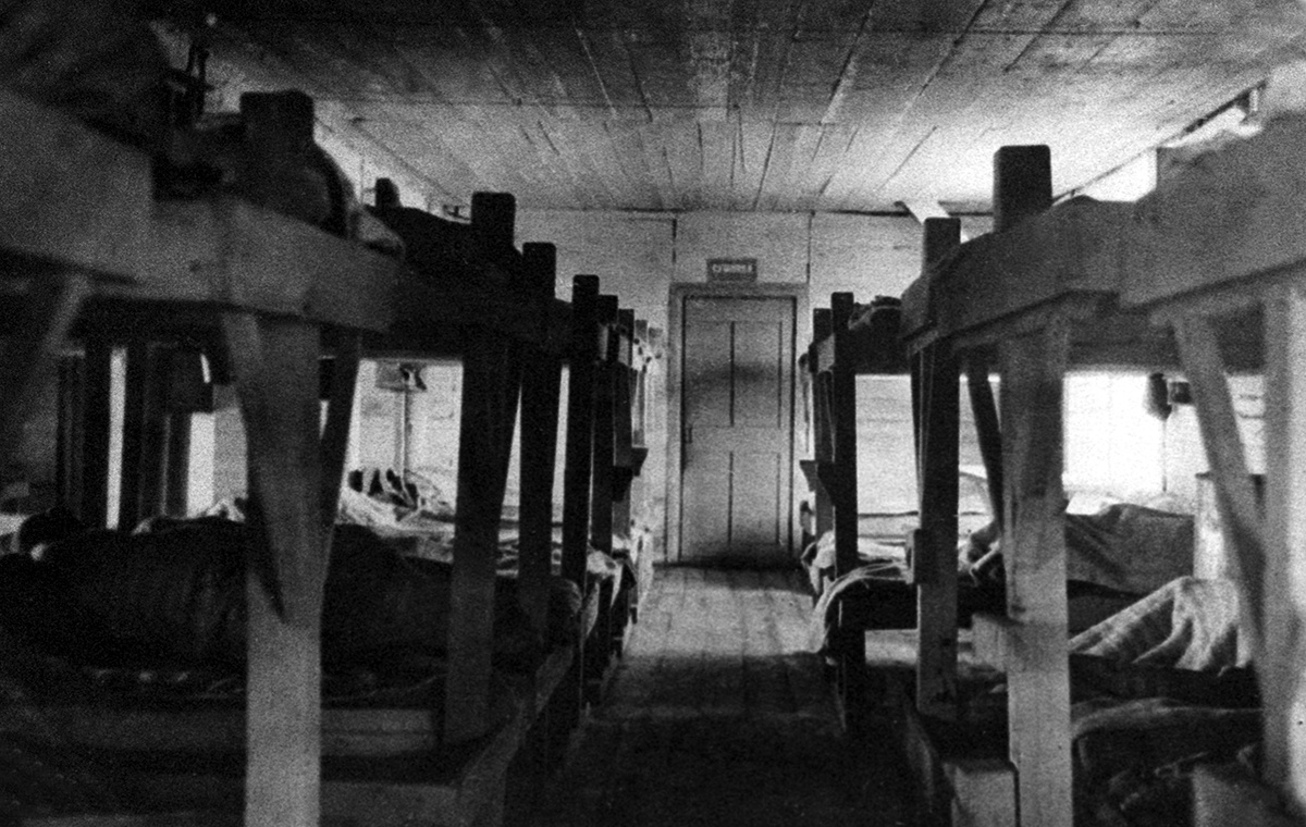 Жилой барак Панышевского исправительно-трудового лагеря. 1940