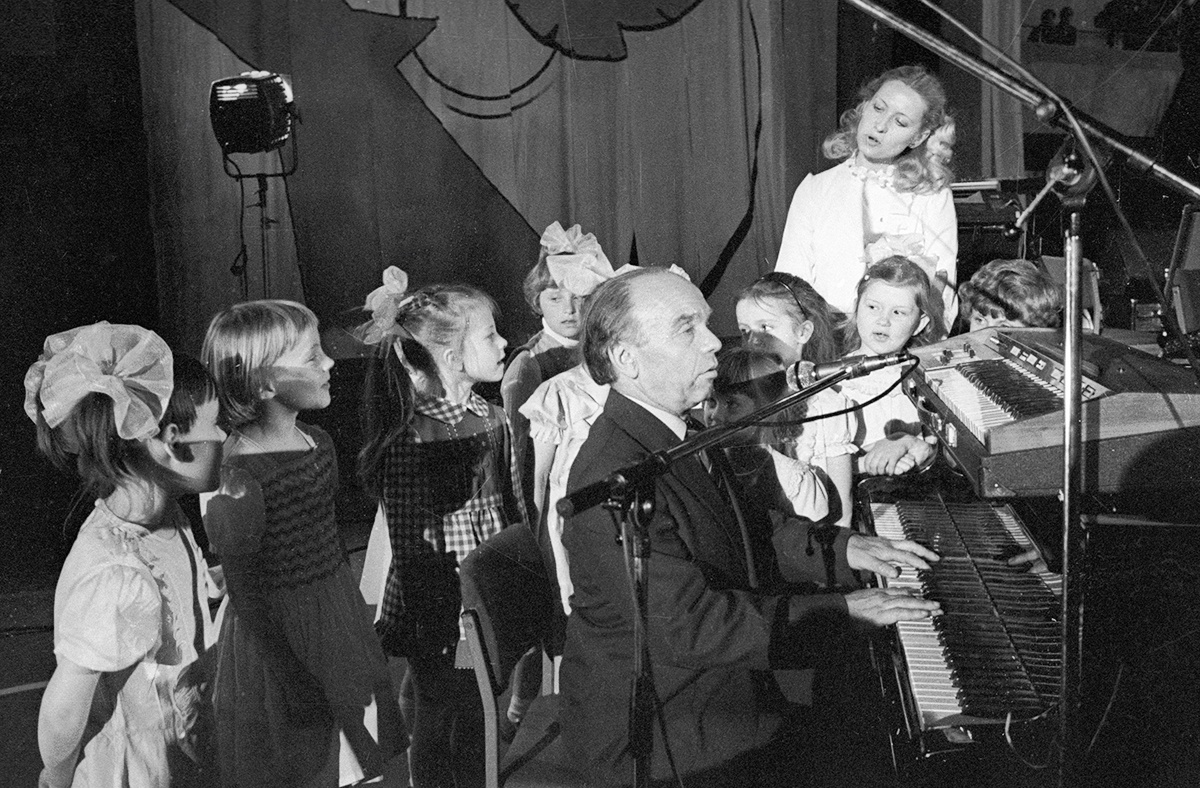 Владимир Яковлевич Шаинский с детским хором. 1984