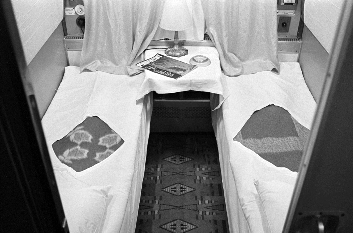 В купе спального вагона "Красной стрелы". 1971