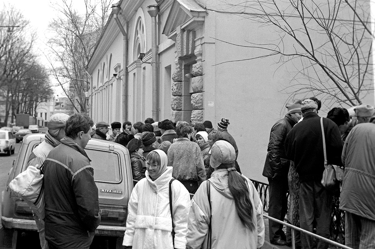 Очередь у здания посольства Дании в СССР. 1991