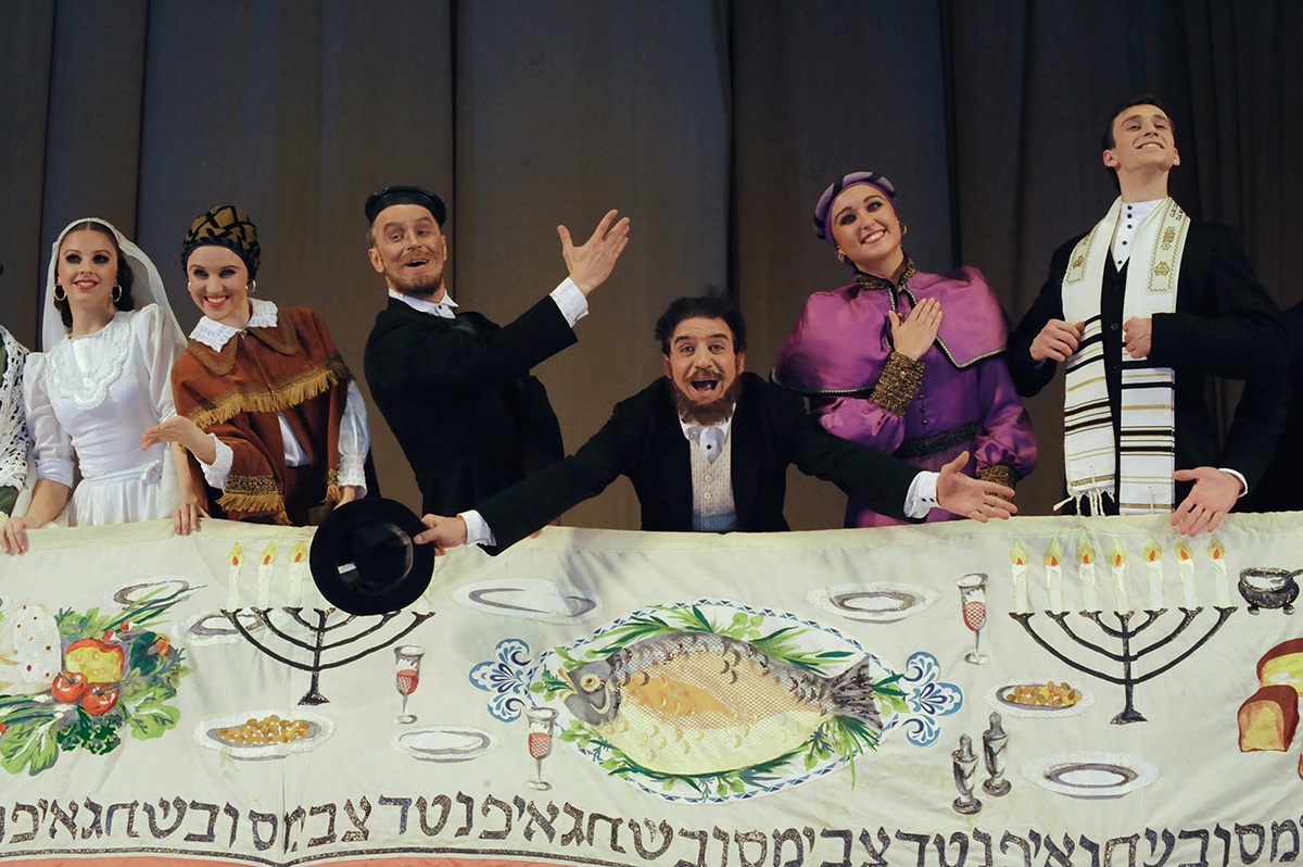 Еврейская сюита "Семейные радости" в исполнении артистов Государственного академического ансамбля народного танца имени Игоря Моисеева. 2007