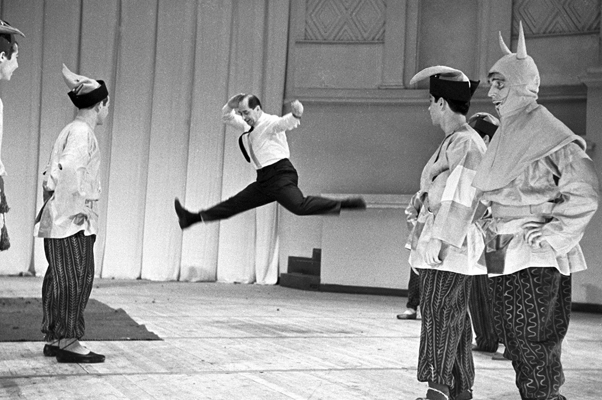 Народный артист СССР, балетмейстер Игорь Моисеев на репетиции. 1966