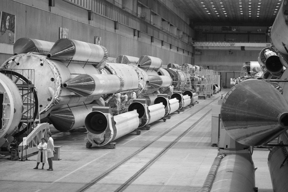 Сборочный цех ракет-носителей "Протон" и космических модулей для комплекса "Мир". 1989