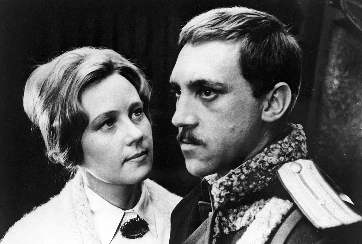 Ия Саввина и Владимир Высоцкий в фильме "Служили два товарища". 1968