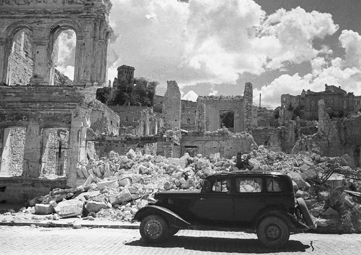 "Эмка" на улице разрушенного бомбардировками Севастополя. 1944