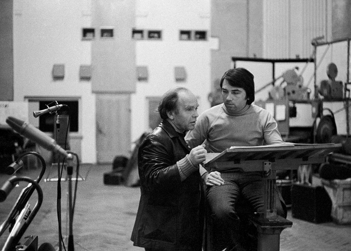 Владимир Шаинский (слева) записывает новую песню. 1977