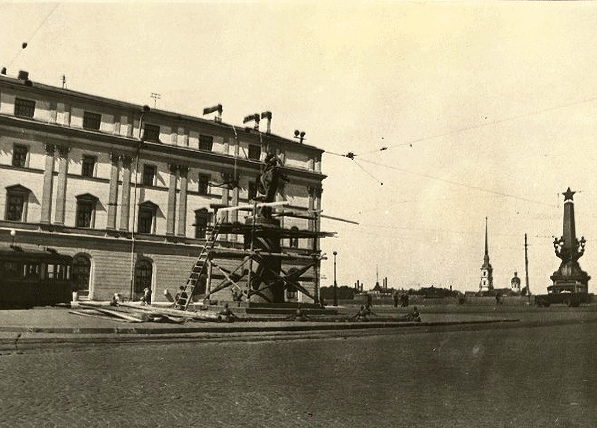 Суворовская площадь. Маскировка памятника Суворову. 1941